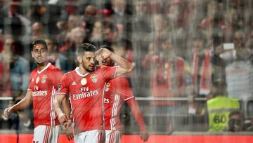 Benfica's midfielder Pizzi Fernandes (2R) celebrates after scoring during the Portuguese league football match SL Benfica vs Moreirense FC at the Luz stadium in Lisbon, on November 27, 2016.