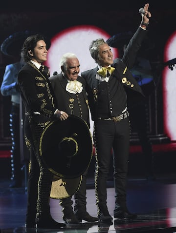 Vicente Fernández, en el centro con su hijo Alejandro Fernández y su hijo Alex Fernández.