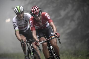 De Gendt y Cummings pedaleando bajo la niebla durante una escapada en la 12ª etapa del Tour de Francia de 2017. 