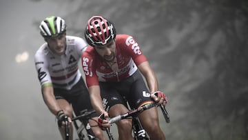De Gendt y Cummings pedaleando bajo la niebla durante una escapada en la 12ª etapa del Tour de Francia de 2017. 