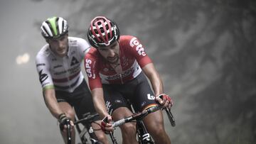 De Gendt y Cummings pedaleando bajo la niebla durante una escapada en la 12ª etapa del Tour de Francia de 2017.