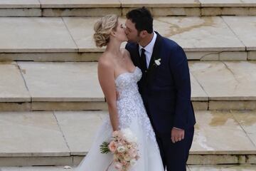 La pareja se besa tras salir de la Basílica.