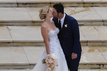 La pareja se besa tras salir de la Bas¨ªlica.