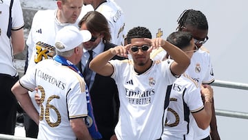 Soccer Football - LaLiga - Real Madrid Celebrate Winning LaLiga - Madrid, Spain - May 12, 2024 Real Madrid's Jude Bellingham waves to the fans during the celebration REUTERS/Isabel Infantes