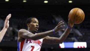 Brandon Jennings, da un pase durante el Pistons-Nets. 