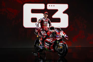 Además, Pecco Bagnaia revela también el nuevo diseño para su dorsal, que sigue siendo el número 63. Además, se pueden apreciar tres estrellas en la parte de abajo del número, las cuales, homenajean sus tres títulos, uno de Moto2 y dos de MotoGP.