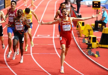 El atleta murciano realizó una prodigiosa carrera para llevarse el título en el 800 de Belgrado con 1:46.20. 