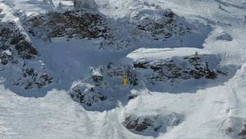 El helic&oacute;ptero de los bomberos de la Val d&#039;Aran en la zona de La Vinyeta, Baqueira Beret, buscando al esquiador que ha sufrido la avalancha el 4 de abril del 2022. 