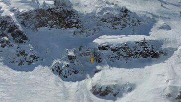 El helicóptero de los bomberos de la Val d'Aran en la zona de La Vinyeta, Baqueira Beret, buscando al esquiador que ha sufrido la avalancha el 4 de abril del 2022.