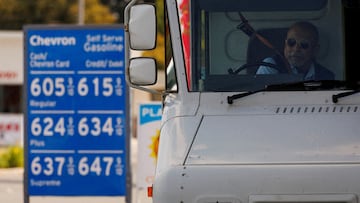 Precio promedio de la gasolina en USA alcanza los $5 dólares por primera vez.