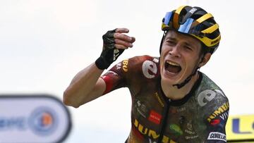 Jonas Vingegaard celebra eufórico su victoria en el Granon y su primer maillot amarillo en el Tour.