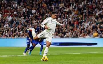 El Real Madrid golpeó primero y en forma de penalti. No lo falló Bellingham, que fue el encargado de lanzar la pena máxima en esta ocasión. Lo ejecutó al medio, superando a un David Soria que se venció a su lado derecho.