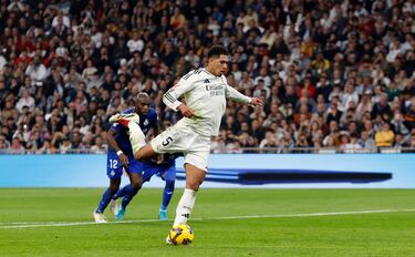 El Real Madrid golpeó primero y en forma de penalti. No lo falló Bellingham, que fue el encargado de lanzar la pena máxima en esta ocasión. Lo ejecutó al medio, superando a un David Soria que se venció a su lado derecho.