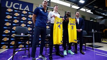 EL SEGUNDO, CALIFORNIA - JULY 02: Rob Pelinka, Dalton Knecht, Bronny James and JJ Redick of the Los Angeles Lakers pose for a photo after a press conference at UCLA Health Training Center on July 02, 2024 in El Segundo, California. The Lakers selected Bronny James and Dalton Knecht in the 2024 NBA Draft. NOTE TO USER: User expressly acknowledges and agrees that, by downloading and or using this photograph, User is consenting to the terms and conditions of the Getty Images License Agreement. Ronald Martinez/Getty Images/AFP (Photo by RONALD MARTINEZ / GETTY IMAGES NORTH AMERICA / Getty Images via AFP)