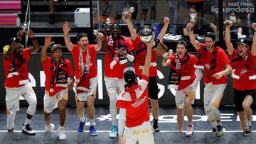 GRAFCVA6454. VALENCIA, 30/06/2020.- El capitán del Kirolbet Baskonia, Tornike Shengelia, levanta el trofeo de ganadores de la Liga Endesa al imponerse al Barça en la final disputada en el pabellón de la Fuente de San Luis de Valéncia. EFE/Manuel Bruque