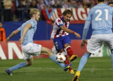 El delantero italiano del Atlético de Madrid, Alessio Cerci (c), golpea el balón ante el defensa del Malmö, Filip Helander (i), consiguiendo el quinto gol del equipo rojiblanco