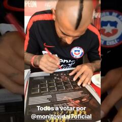 Vidal lleva la campaña de su hijo a la concentración de la Roja