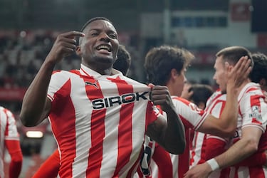 El jugador colombiano marcó un gol para ver en los resúmenes. Su lanzamiento de falta fue perfecto: abajo y pegado al palo. Imposible para el portero.