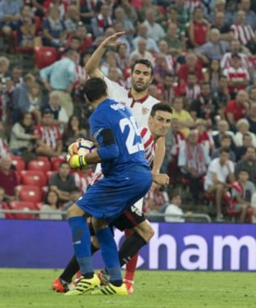 El árbitro Hernández Hernández expulsó a Sirigu por agredir a Aduriz.