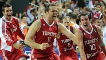 <b>ESTALLIDO DE JÚBILO. </b>Tunceri celebra seguido por Savas la canasta de la victoria, una bandeja fácil (a la izquierda). Krstic se lamenta.