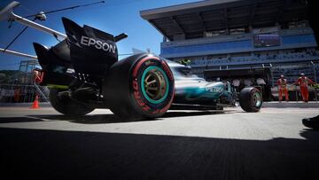 Bottas saliendo de boxes con el Mercedes.