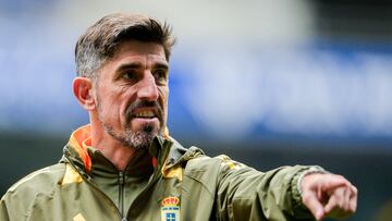 OVIEDO, 31/05/2025.- Veljko Paunovic en el último entrenamiento antes del partido esta mañana. La ciudad totalmente volcada con el equipo que mañana se enfrenta en el Estadio Carlos Tartiere al Cádiz y que podría suponer el ascenso del Real Oviedo a primera división tras 25 años en divisiones inferiores, si se da la derrota del Elche en La Coruña, lo que le haría ascender de segudo puesto directo. EFE/Paco Paredes