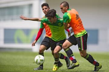 Rodolfo Pizarro tratando de pasar a Arturo González y Jorge Torres Nilo