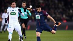 Olympique de Marseille&#039;s French midfielder Florian Thauvin (L) vies with Paris Saint-Germain&#039;s Spain defender Yuri Berchiche during the French Cup quarter-final football match between Paris Saint-Germain (PSG) and Marseille (OM) at the Parc des 