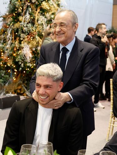 Florentino Pérez bromeando con Valverde.
