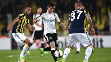 Krasnodar's Russian forward Fyodor Smolov (C) vies for the ball with Fenerbahce's Brazilian midfielder Souza (L) and Slovak defender Martin Skrtel (R) during the UEFA Europa League round of 32 second leg football match between Fenerbahce SK and FC Krasnodar on February 22, 2017 at Fenerbahce Ulker stadium in Istanbul. / AFP PHOTO / OZAN KOSE