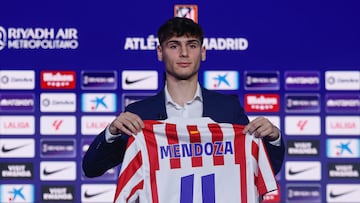MADRID, 04/02/2026.- El centrocampista Rodrigo Mendoza durante su presentación como nuevo jugador del Atlético de Madrid, este miércoles en el Estadio Metropolitano de Madrid. EFE/ Sergio Pérez