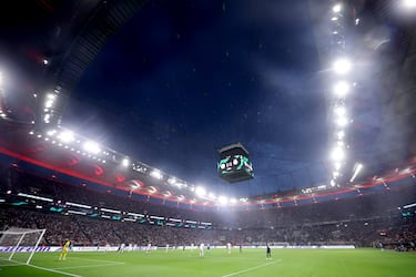 El estadio tiene una capacidad para 55.000 personas. Con un promedio de espectadores de 55.000 logra el 100% de ocupación. 