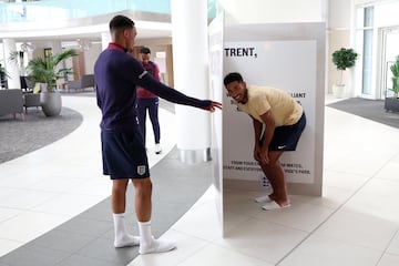 Jude Bellingham se prepara para sorprender a su compa?ero Trent Alexander-Arnold en su cumplea?os en St George's Park el 7 de octubre de 2024 en Burton upon Trent, Inglaterra.