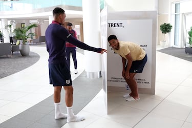 Jude Bellingham se prepara para sorprender a su compañero Trent Alexander-Arnold en su cumpleaños en St George's Park el 7 de octubre de 2024 en Burton upon Trent, Inglaterra.