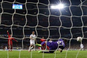 2-1. Arbeloa marca el segundo gol.