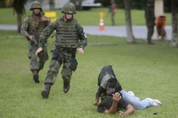 Los miembros de la Marina de Brasil participan en un simulacro mostrando su capacidad operativa para combatir los ataques terroristas y los posibles disturbios durante la próxima Copa de Confederaciones.