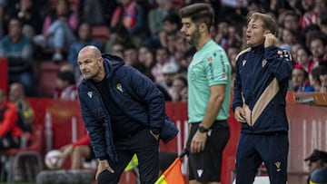 Paco López en El Molinón en el encuentro que enfrentaba al Cádiz frente al Real Sporting de la jornada 13 de la Liga Hypermotion. Foto: LaLiga.