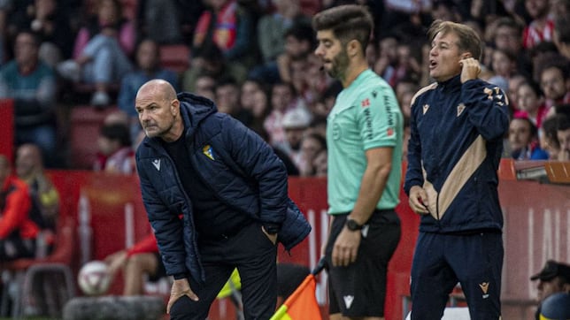 Paco López, sancionado con dos partidos tras su expulsión en El Molinón