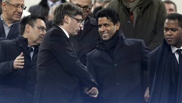 El presidente de la Generalitat, Carles Puigdemont saluda al presidente del Paris Saint Germain Nasser Al-Khelaïfi.