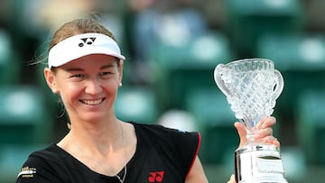 La tenista checa Renata Voracova posa con el trofeo de campeona de dobles del torneo de Osaka.