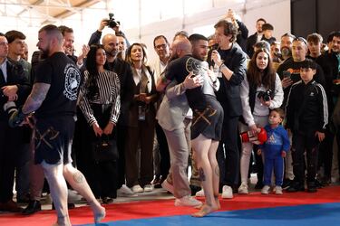 Ilia Topuria saluda a un luchador tras la exhibición. 