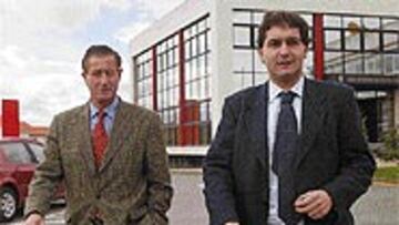 <b>EN APUROS</B>. Manuel Vega-Arango y Alfredo García Amado buscan soluciones para atajar la grave crisis económica del Sporting.