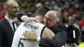 Pablo Laso se abraza a Andrés Nocioni tras el triunfo.