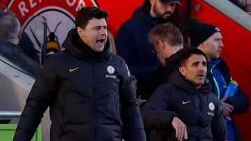 Mauricio Pochettino, entrenador del Chelsea, protesta durante el partido ante el Brentford.