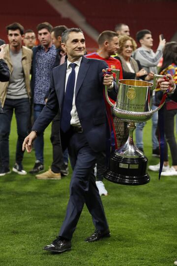 Ernesto Valverde con la Copa.