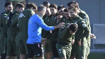 Aleñá, el último exculé en llegar al Betis, recibe las bromas de sus ahora compañeros en su primer entrenamiento.