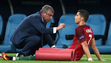 Fernando Santos habla con Cristiano Ronaldo.