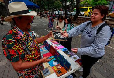 No sabe ni leer ni escribir, pero es uno de los libreros más queridos de Medellín: la particular historia de este vendedor