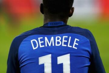 LENS, FRANCE - NOVEMBER 15:  Ousmane Dembele of France looks on during the International Friendly match between France and Ivory Coast held at Stade Felix Bollaert Deleis on November 15, 2016 in Lens, France.  (Photo by Dean Mouhtaropoulos/Getty Images)