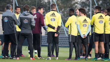 Berizzo da instrucciones a los jugadores del Celta de Vigo durante el entrenamiento. 